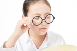 飞蚊症的困扰与拍打眼睛的缓解方法