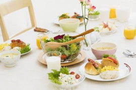 当健康食品与垃圾食品在图片里打架，你的饮食天平该倾向哪边？