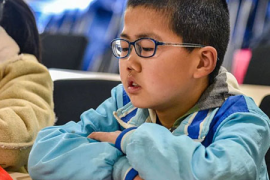 眼睛出现飞蚊症怎么办？专业解析与应对措施